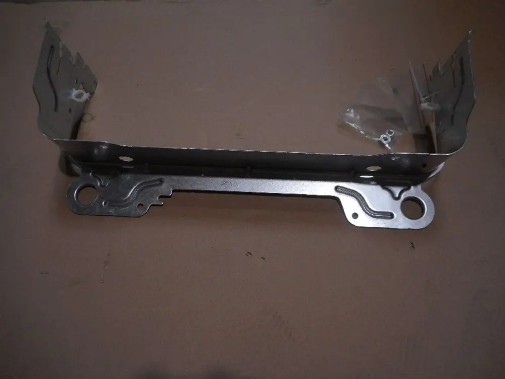 Metallhalter mit zwei seitlichen Halterungen, geeignet für Anwendungen von Remeha. Zeigt Befestigungslöcher für Montage an.